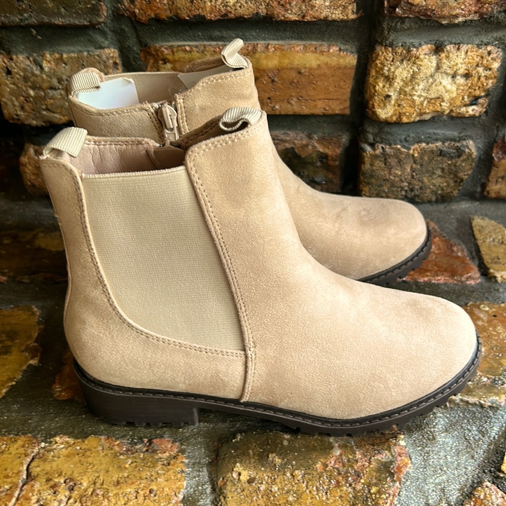 ZBY, short boots.